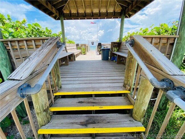 Building Photo - 10044 S Ocean Dr