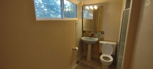 Building Photo - Awesome 3 Bedroom Holladay ground floor un...
