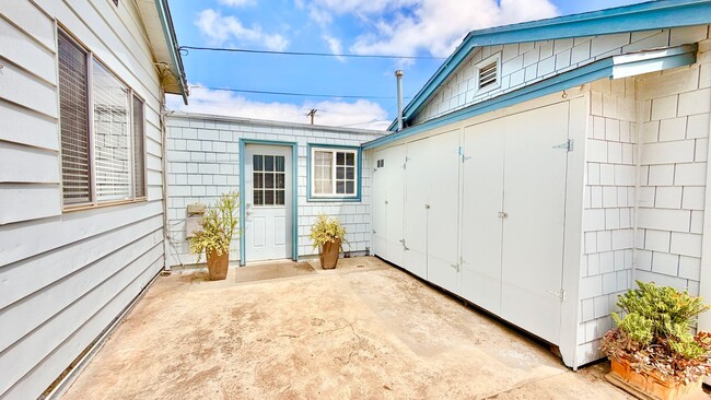 Building Photo - Darling Single Story Home, Blocks from the Beach, Amazing Location, & Close to Everything!