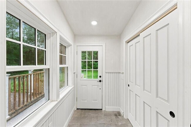 Building Photo - 1552 Kingstown Rd