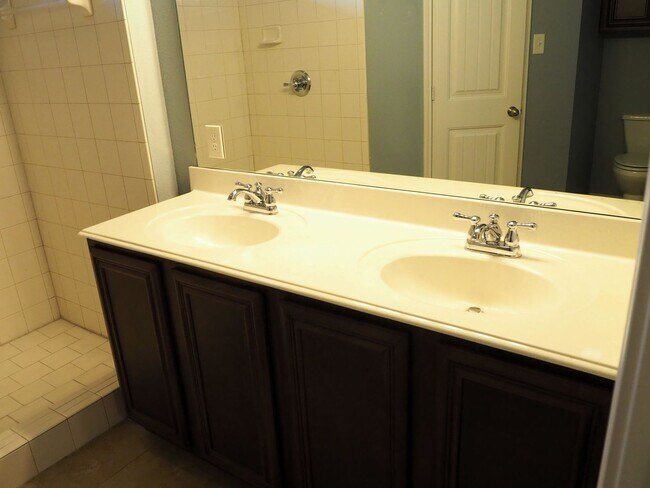 Building Photo - 3 Bed 2 Bath in Denton