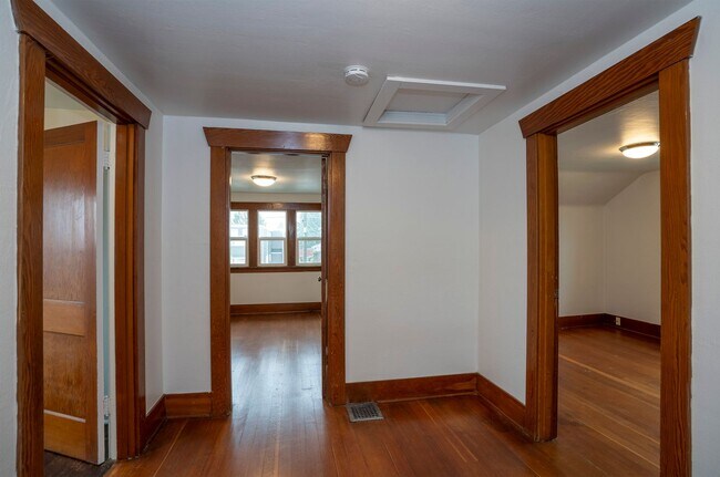 Building Photo - 4 Bedroom Craftsman Style House in Tacoma