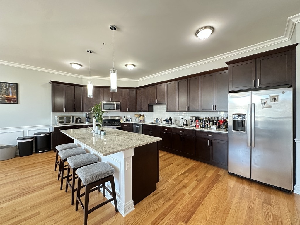 Building Photo - 520 N Western Ave