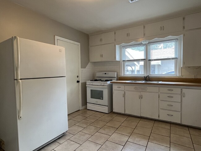 Building Photo - "Spacious 3-Bedroom Duplex with 2 Full Bat...