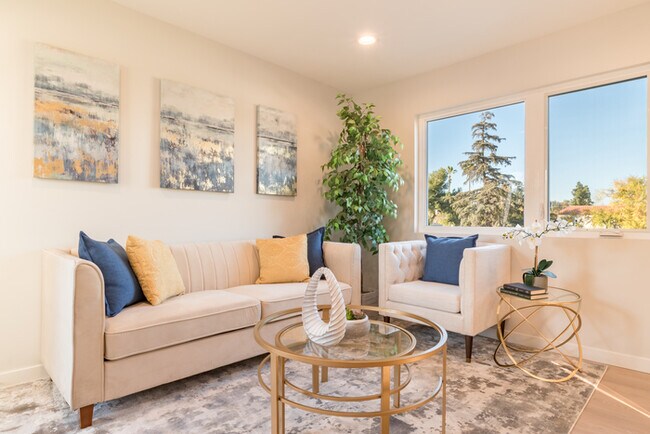 Building Photo - Two Bedroom Town Home-style Like Near NoHo...