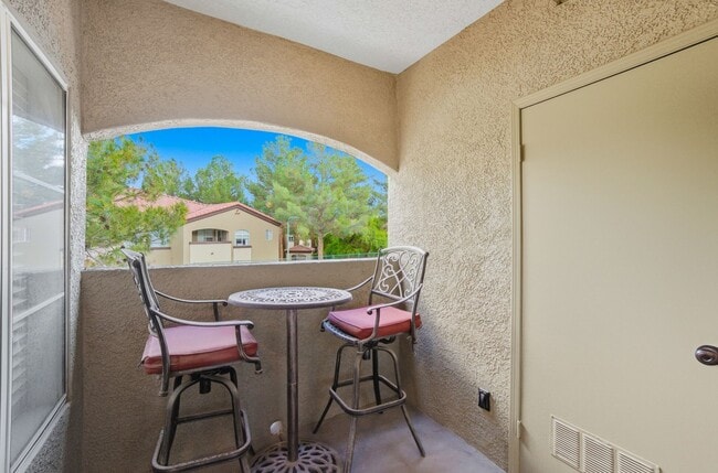 Building Photo - Upgraded 1 Bedroom Condo in Gated Communit...