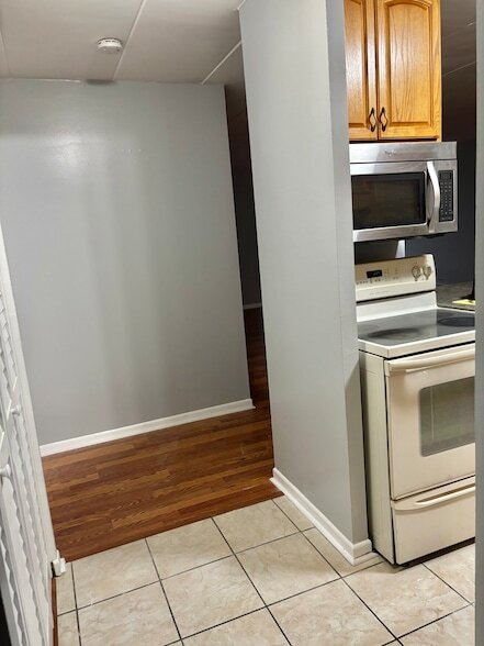 Building Photo - 18 E Old Willow Rd