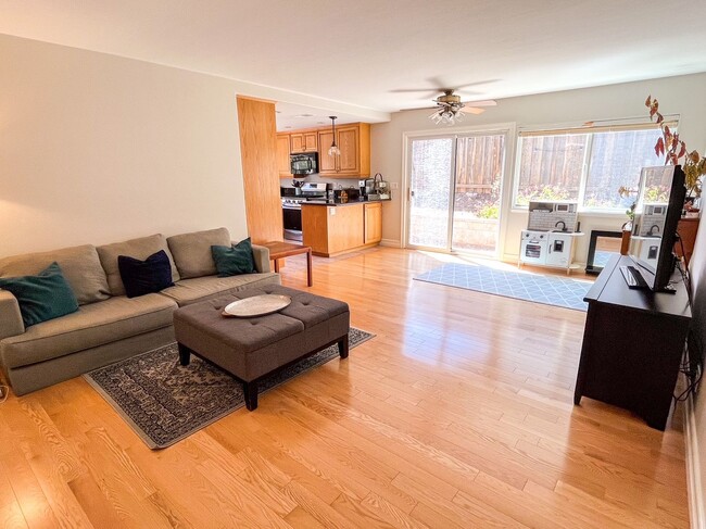Building Photo - Beautiful 4-bedroom, 2-bathroom Newbury Pa...