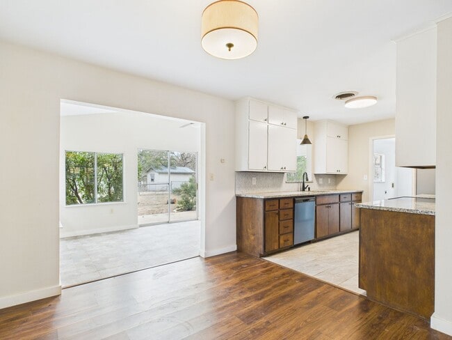 Building Photo - Established Nieghborhood