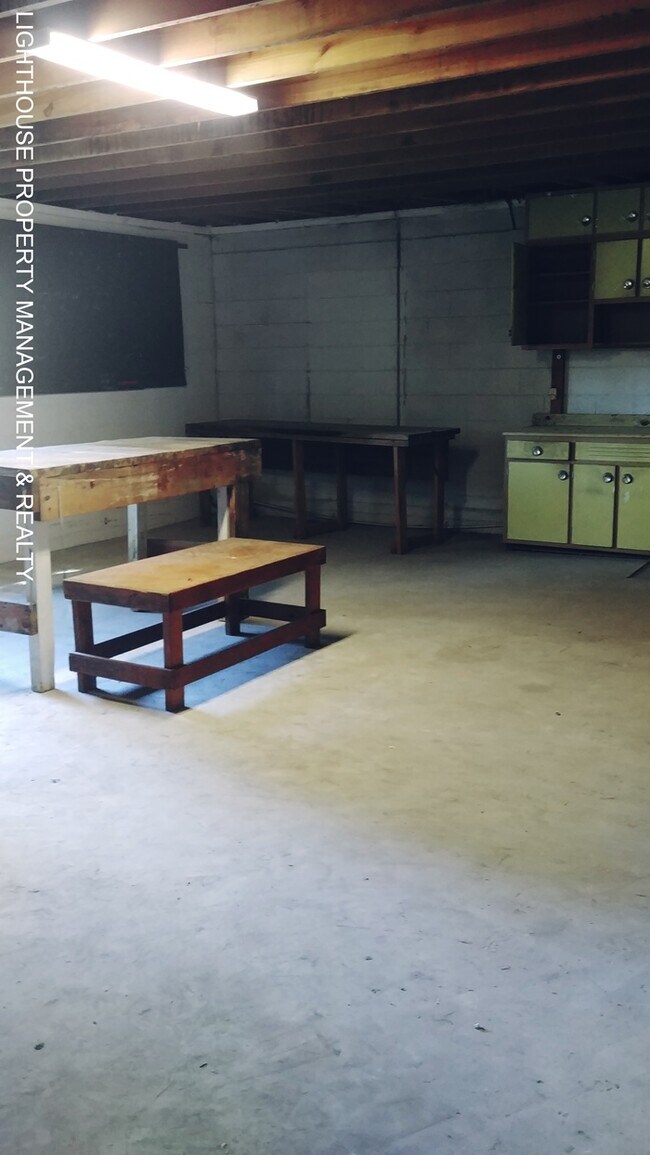 Building Photo - Large 4 Bed/2 Bath House with Carport & Fe...
