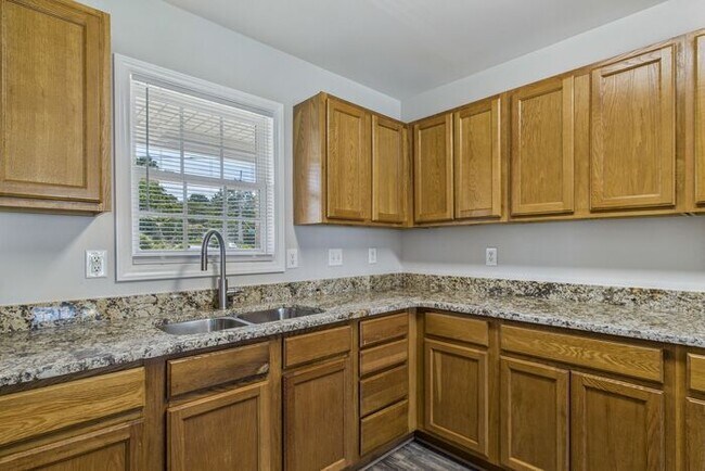 Building Photo - Beautifully Updated 3-Bedroom Home in Gree...