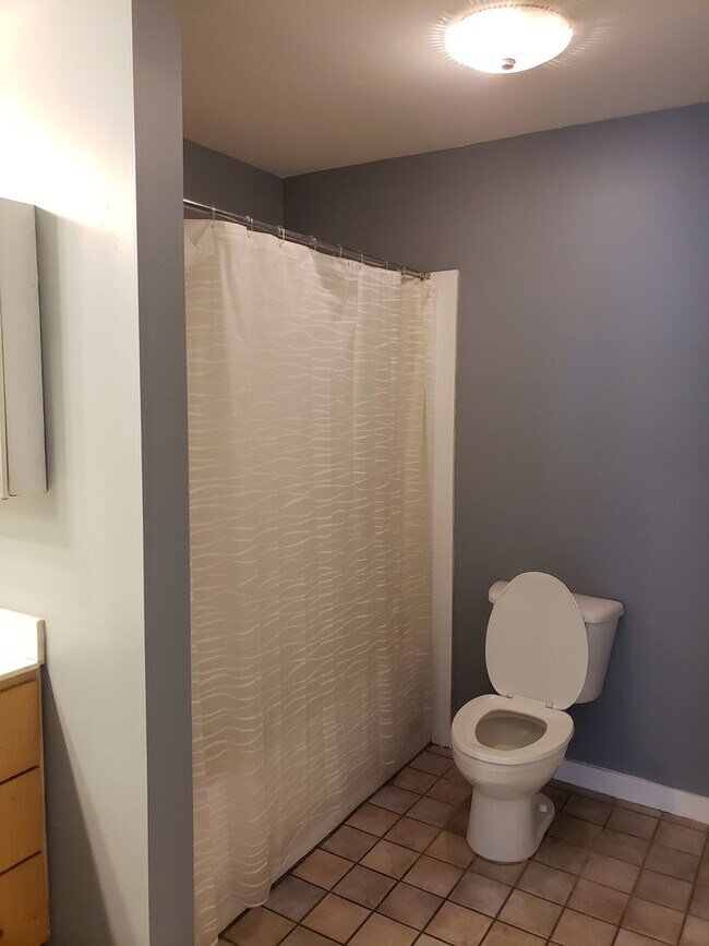 Building Photo - 1 bedroom condo conveniently located in up...