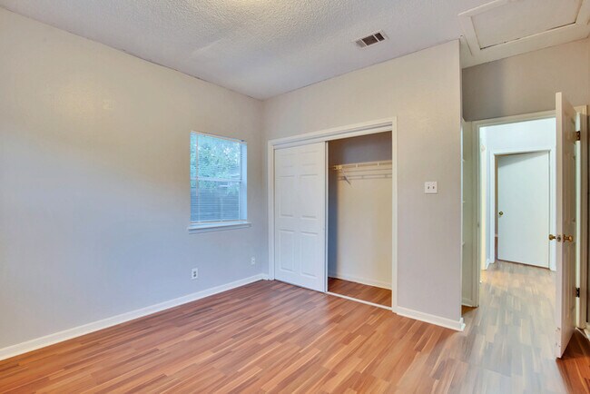 Building Photo - 3113 Robinson Ave