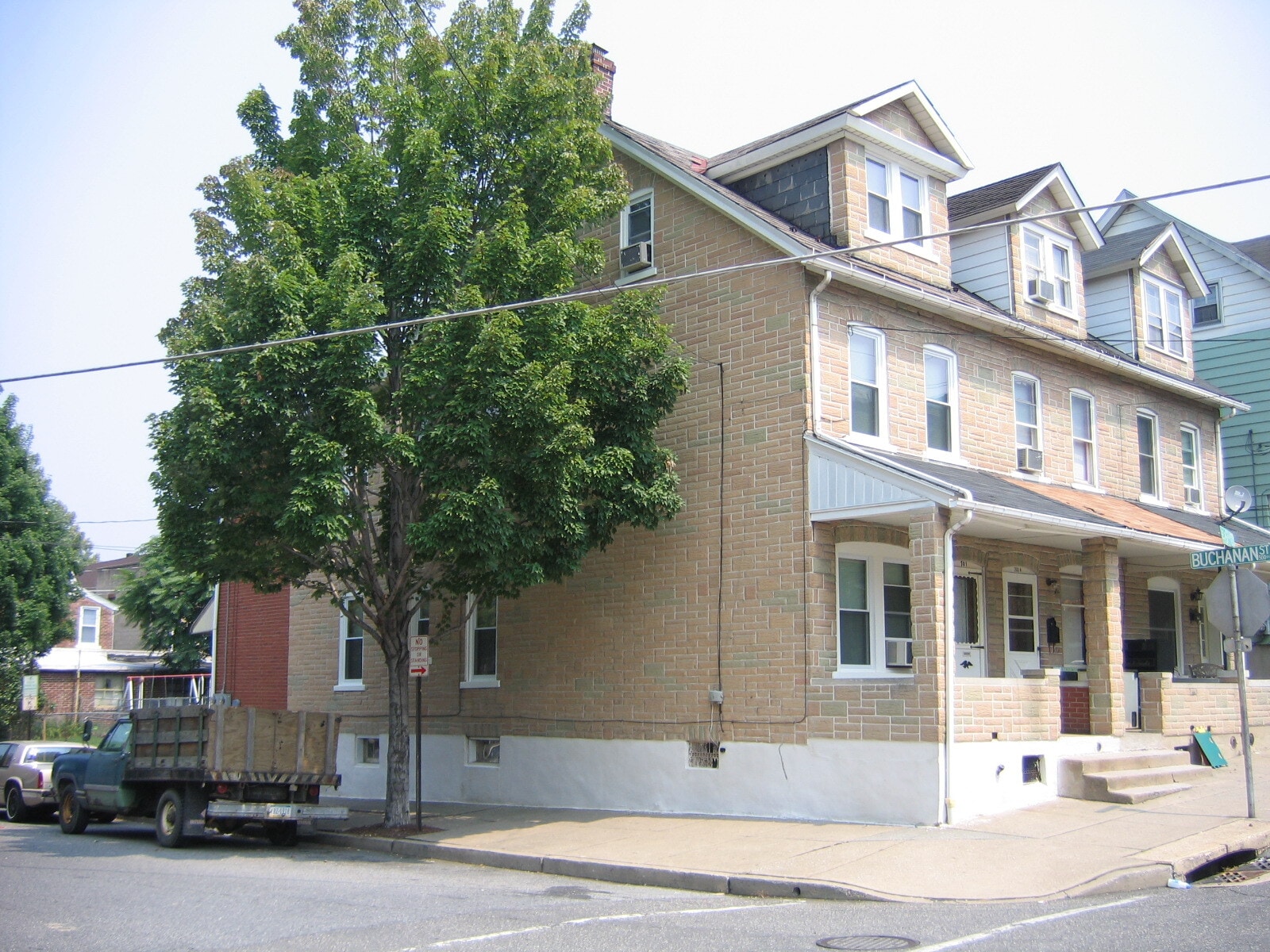 Building Photo - 701 E 6th St