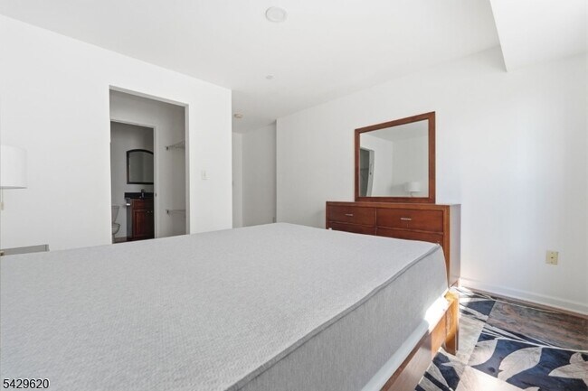 Building Photo - 594-596 Jefferson Avenue Unit 104