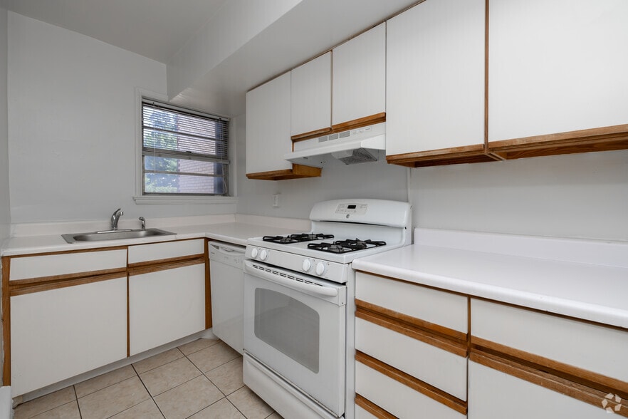 2BR, 1 BA - 791SF - Kitchen - Llanberris