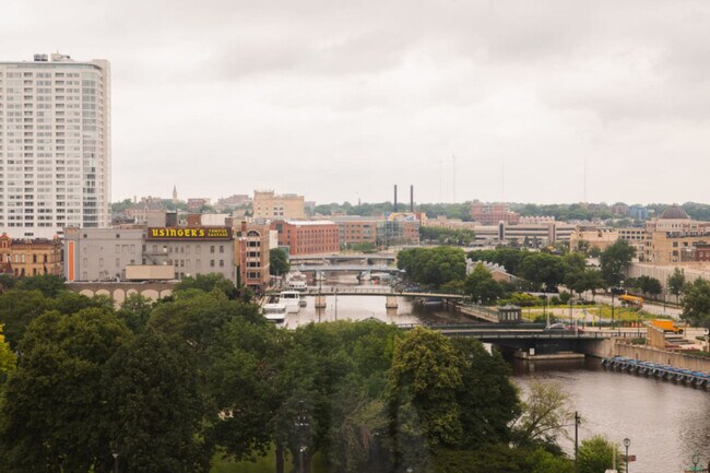 Building Photo - 823 N 2nd St