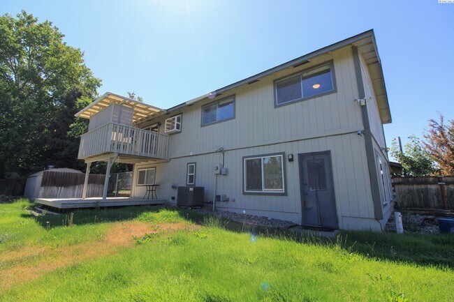 Building Photo - Rent Special! Large 4 Bed/2 Bath + Office ...