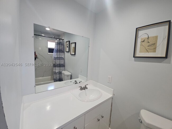 Building Photo - 1560 W 46th St
