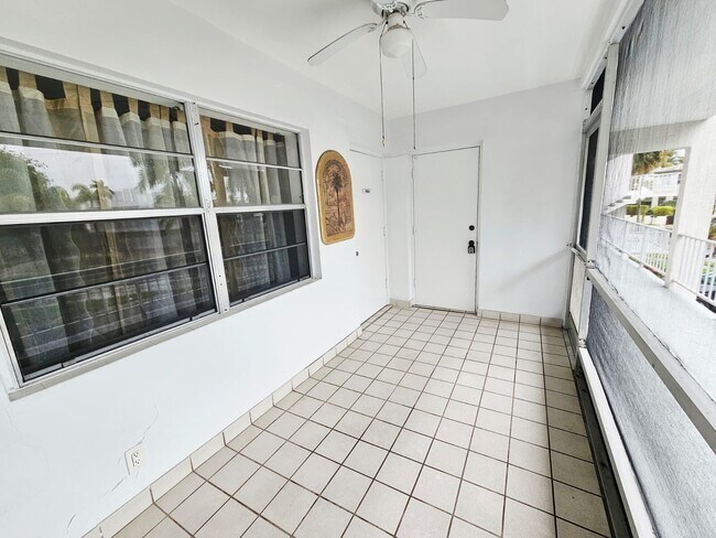 Building Photo - 501 Blue Heron Dr