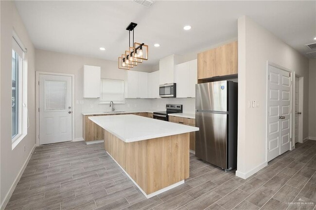 Building Photo - 12 Selena St