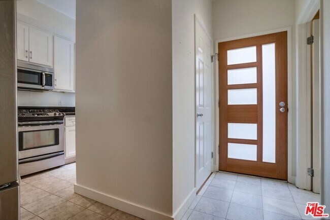 Building Photo - 852 N Poinsettia Pl