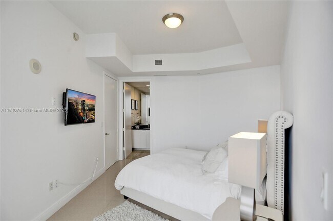 Building Photo - 15901 Collins Ave