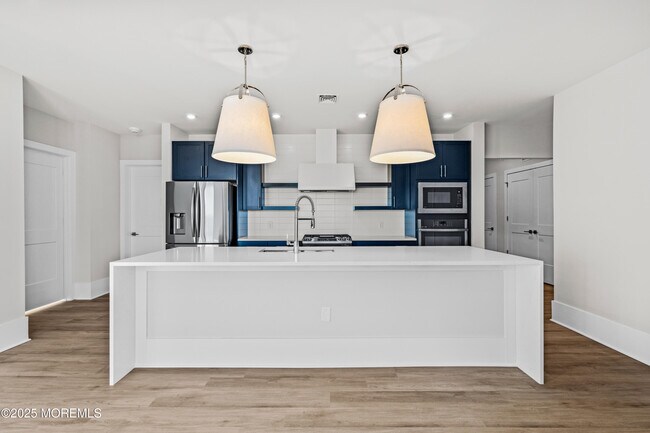 Building Photo - 218 3rd Ave