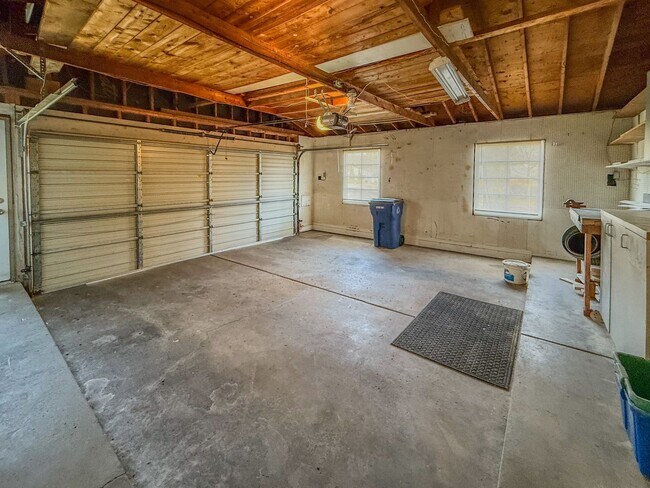 Building Photo - 2710 Pendleton Dr