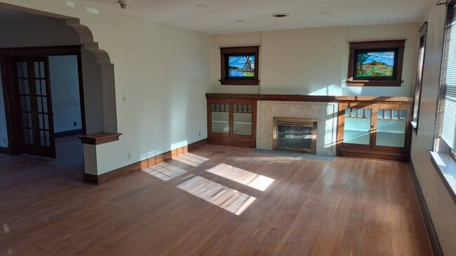 Building Photo - 5301 S Broadway