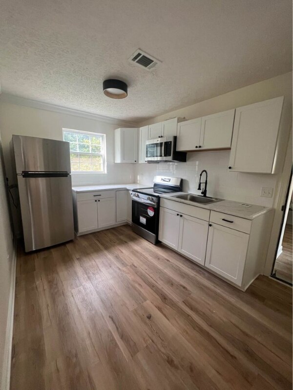 Building Photo - 22630 Lakeview Dr