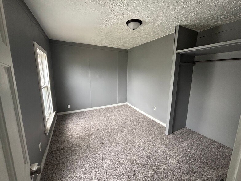 Building Photo - 621 1/2 East Adams Street, Right side