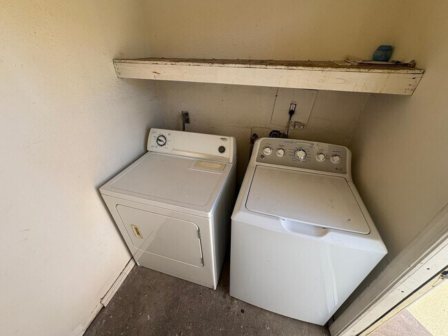 Building Photo - 1301 W 3rd St