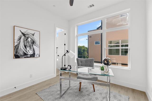 Building Photo - 723 W 10th St