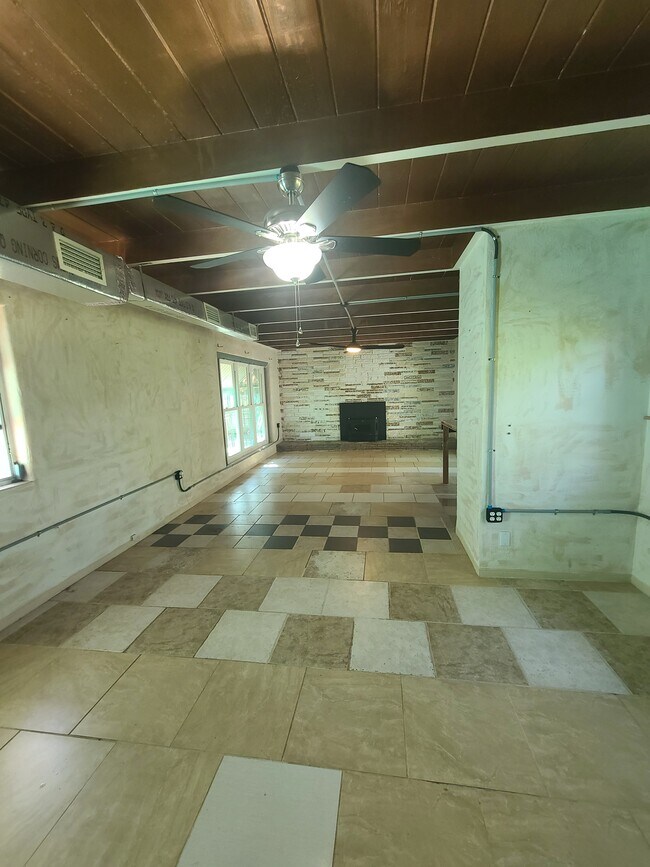 Building Photo - 1703 John Anderson Dr