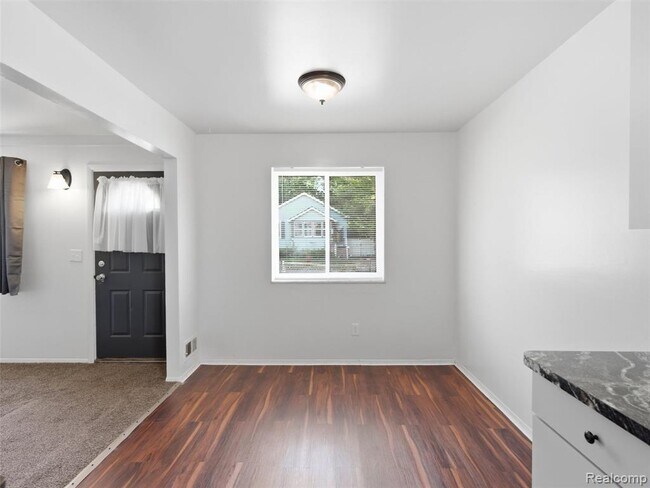 Building Photo - 1221 E Granet Ave