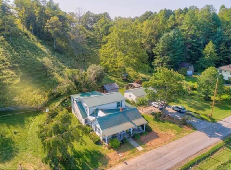 Plenty of space to play and enjoy nature - 5163 Whitethorne Rd