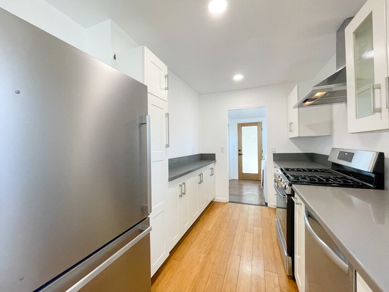 Building Photo - 958 Camulos St