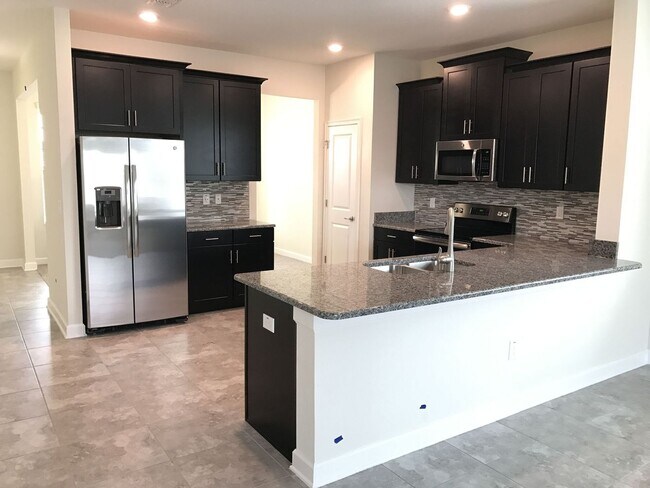 Building Photo - Newer 3/2.5ba Home at The Oaks in Moss Park with FREE Internet, Cable and Phone