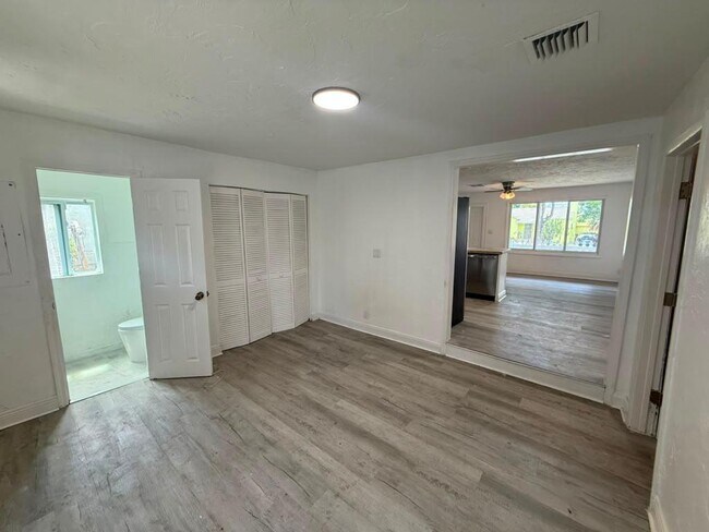 Building Photo - 933 30th Ct