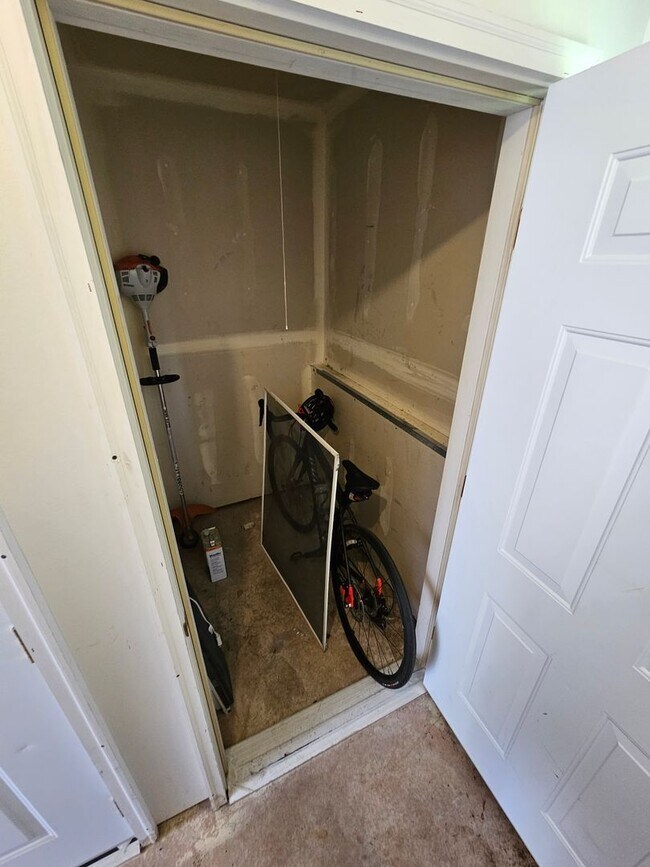 Building Photo - Sherwood Duplex and House