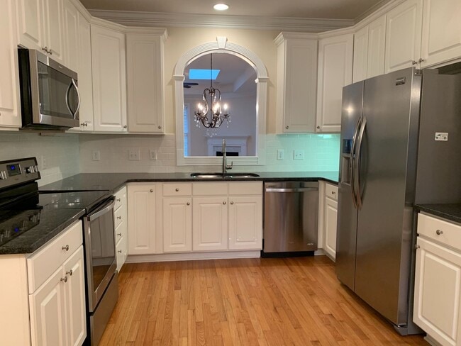 Building Photo - Large 3 Bed | 2.5 Bath Townhouse With Firs...