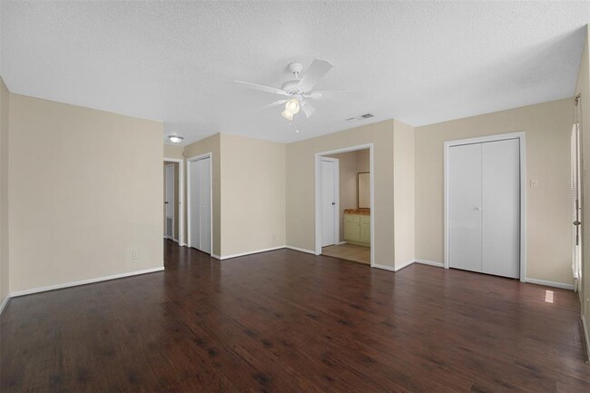 Building Photo - 8416 Seawall Blvd
