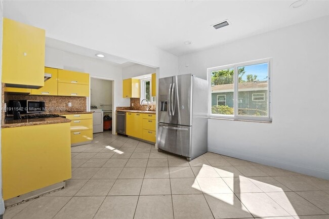 Building Photo - 2444 Plunkett St