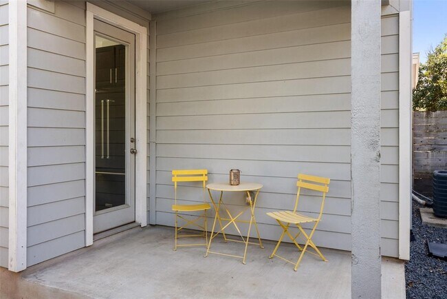 Building Photo - 402 El Paso St