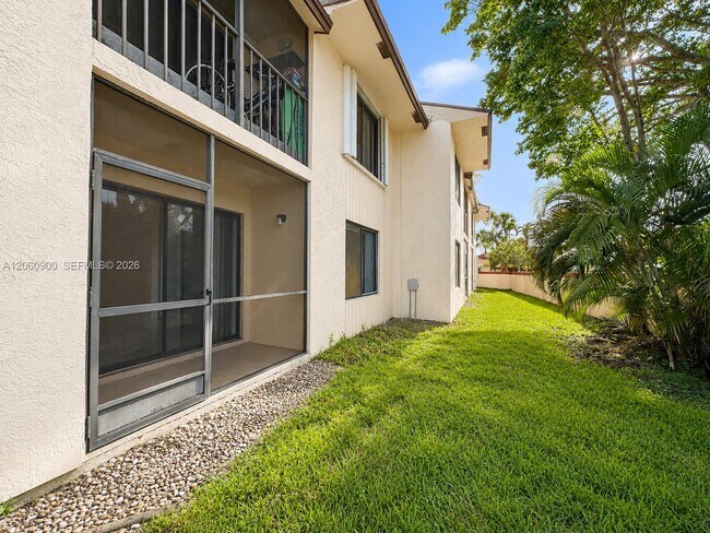Building Photo - 6585 Somerset Dr
