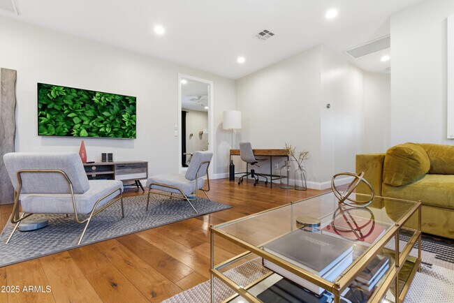 Building Photo - 4601 N Royal View Dr