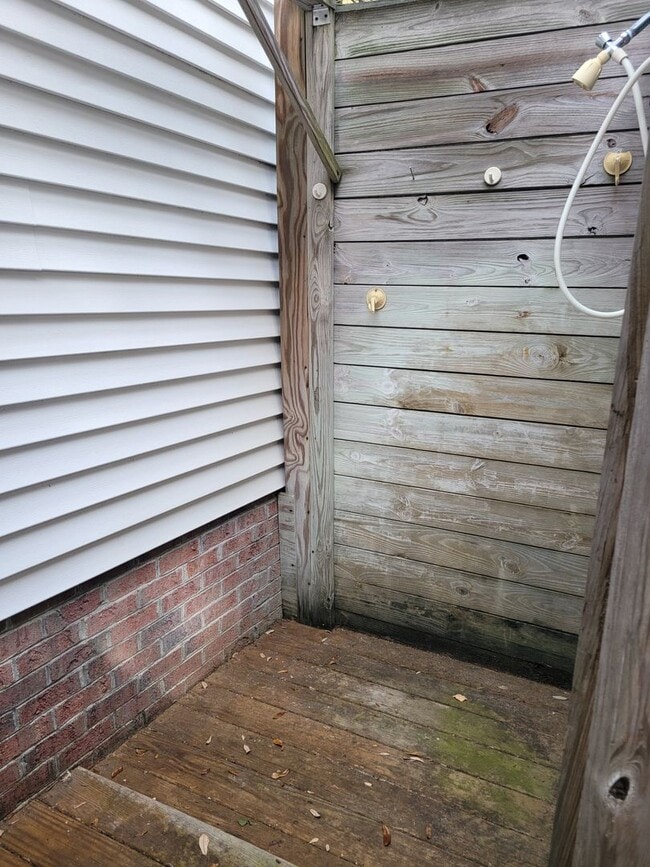 Building Photo - 5 Bedroom Beach House