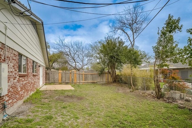 Building Photo - 2103 Pompton Dr