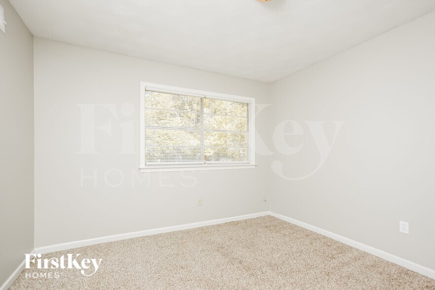 Building Photo - 3347 Bluemont Dr